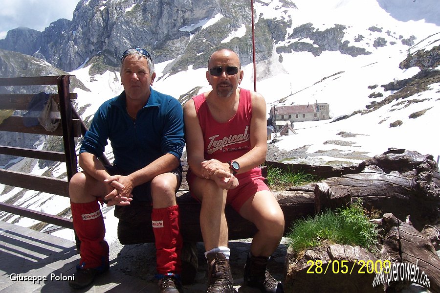 23 Siesta fuori dal rifugio.jpg